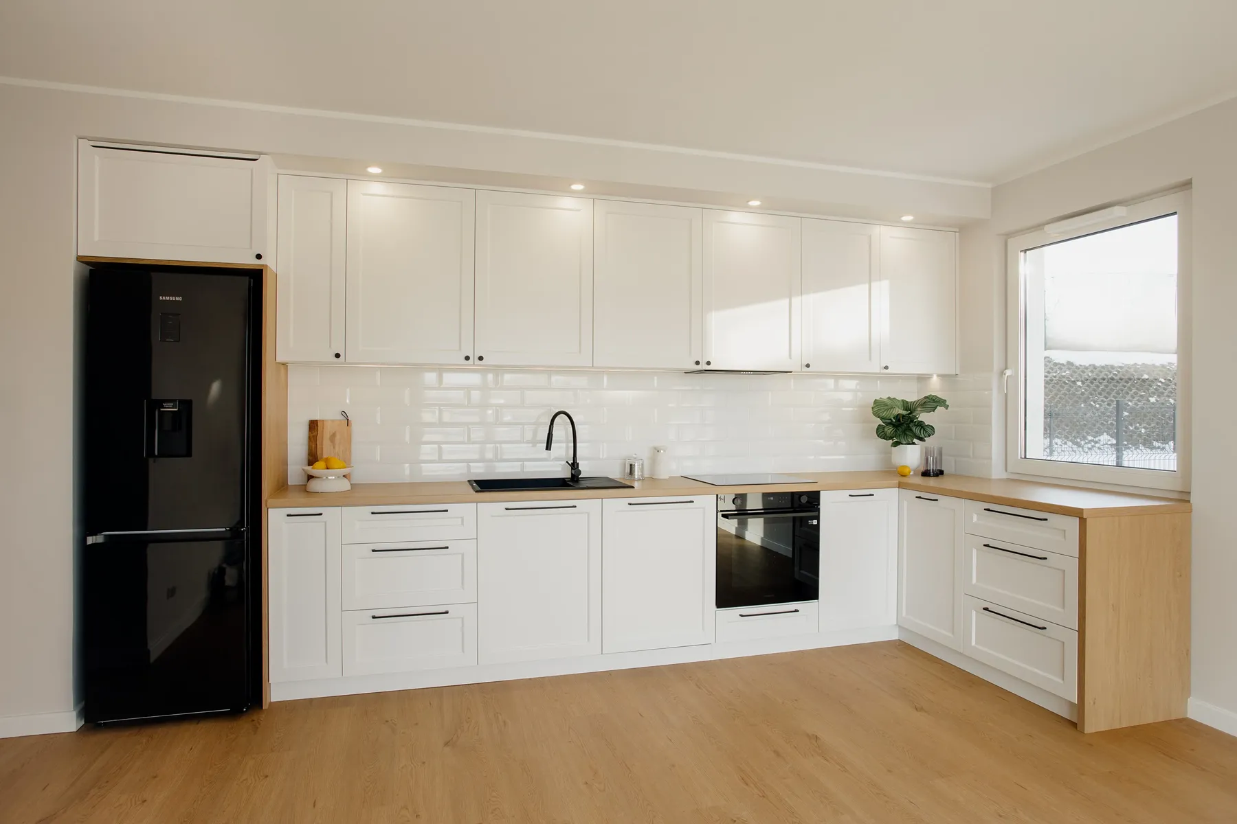 Kuchnia biała z frezowanymi frontami